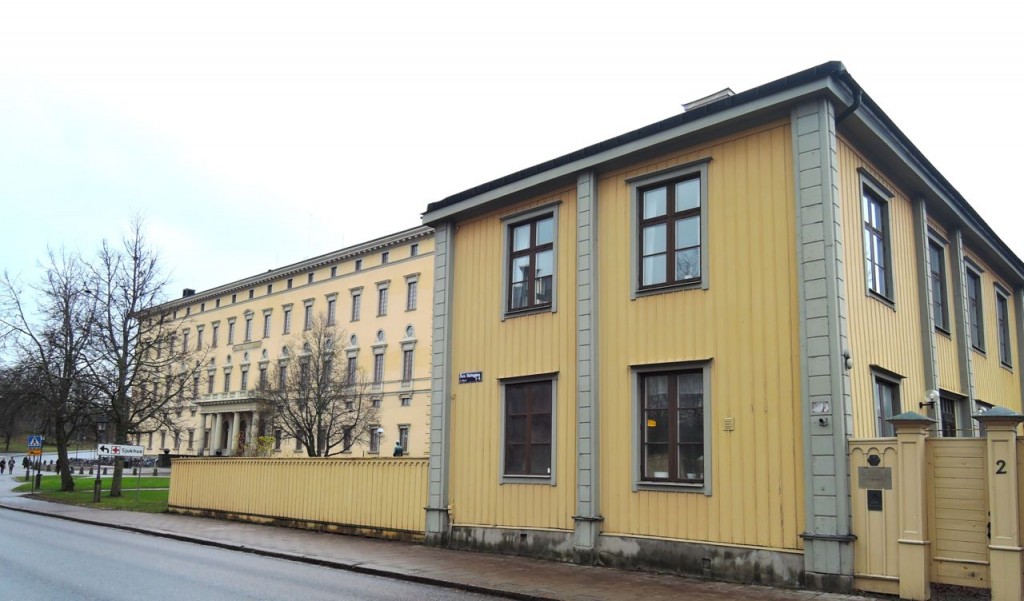 Här är Hammarskjöldfonden, som är inrymd i Geijersgården, på Övre Slottsgatan. Om man bara väljer rätt vinkel överflyglar den universitetsbiblioteket i bakgrunden.